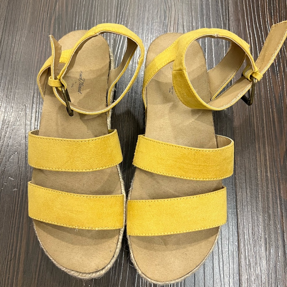 Universal Thread Yellow Women's Sandals